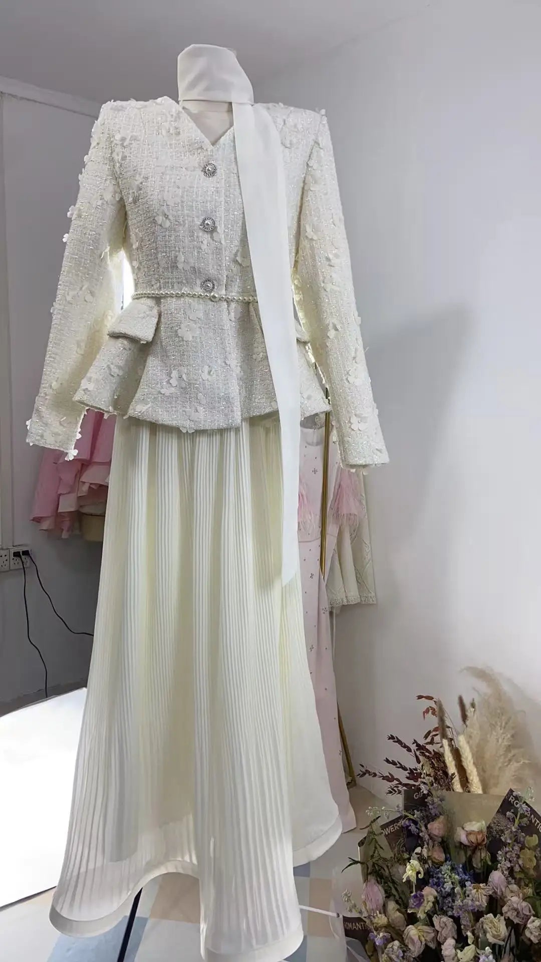 معطف وتنورة مطوية