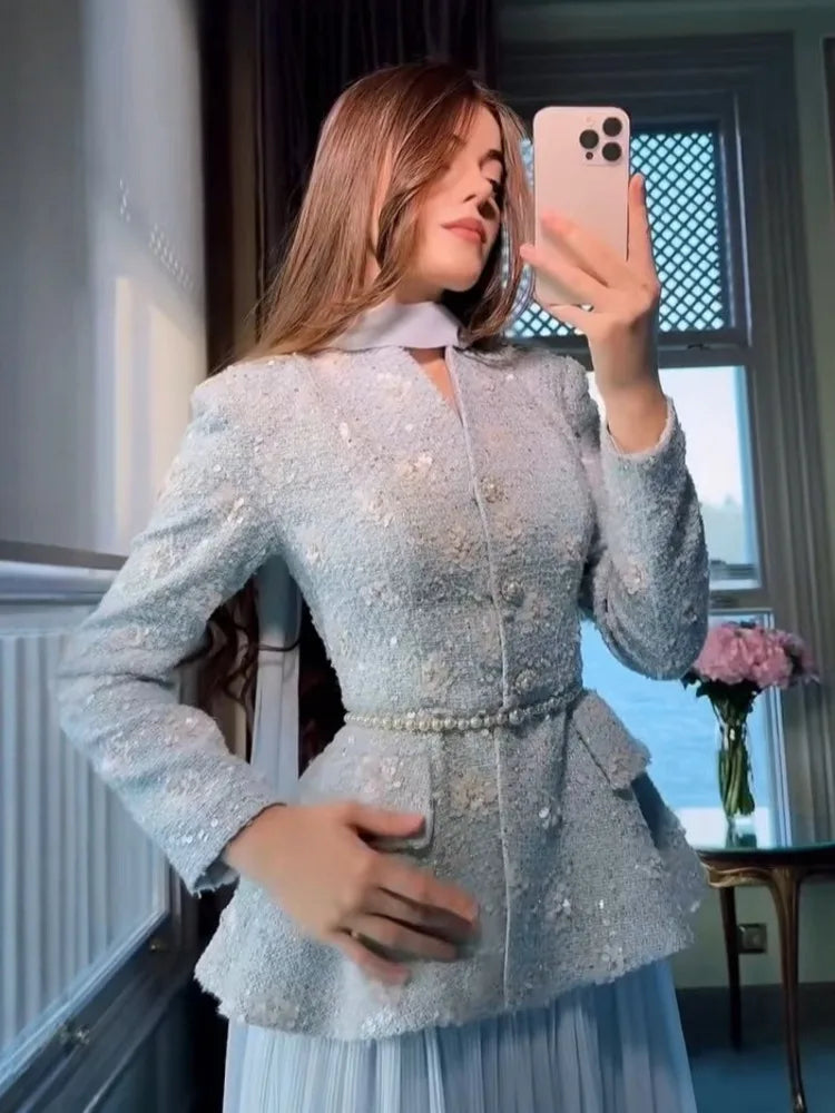 معطف وتنورة مطوية
