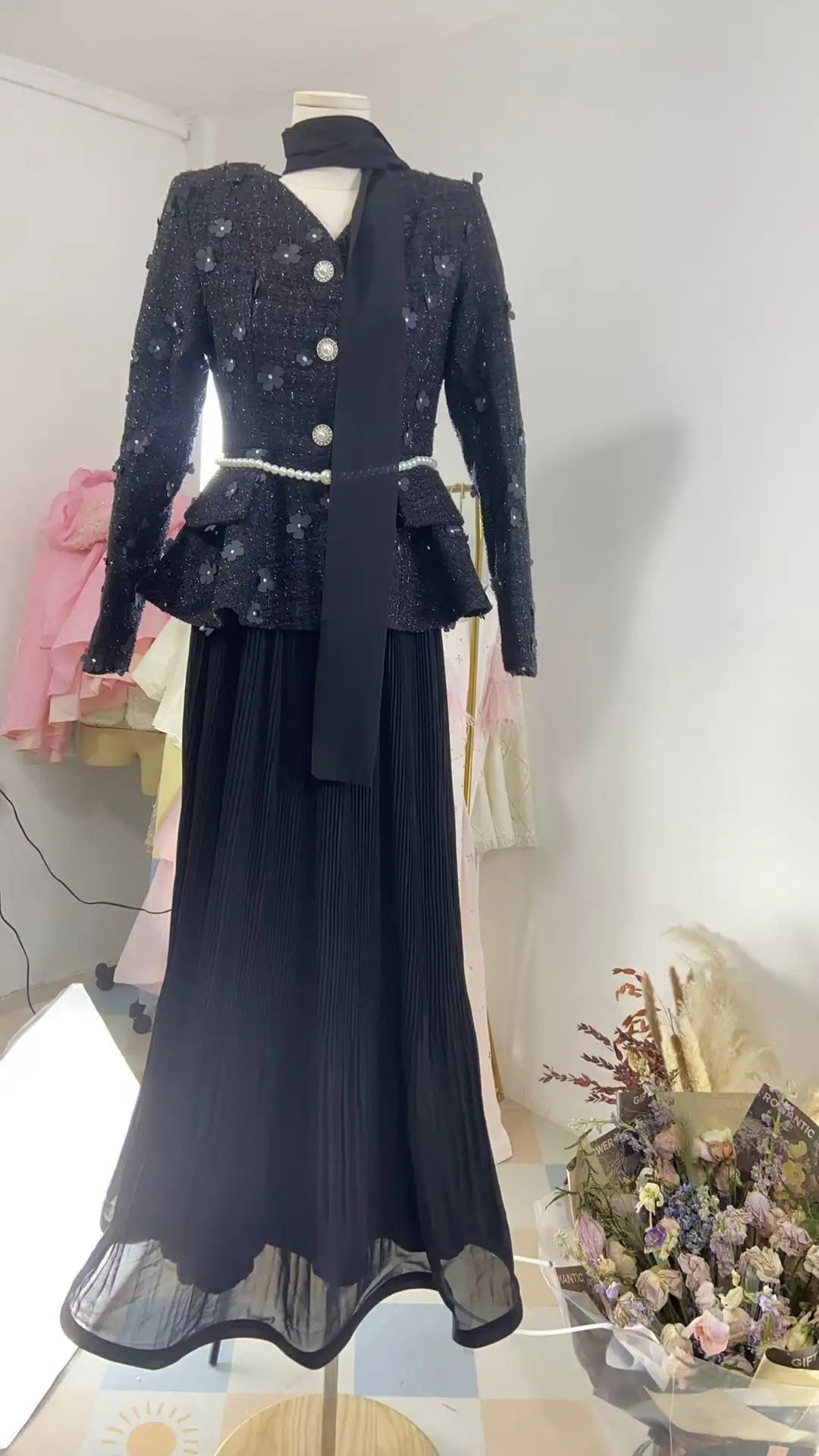 معطف وتنورة مطوية